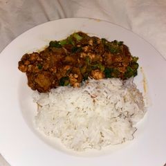 A picture of Quick Chinese chicken with broccoli and spicy black bean sauce.