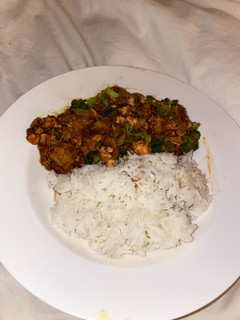 A picture of Quick Chinese chicken with broccoli and spicy black bean sauce.