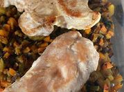 Une photo de filet poulet et courgette