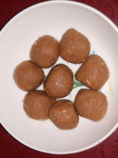 बेसन के लड्डू (Besan ke ladoo recipe in Hindi) रेसिपी मुख्य फोटो