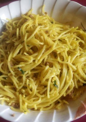 A picture of Tumeric sphagetti rise.