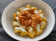 Una foto de salsa alioli con perejil