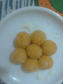 A picture of Mango coconut ladoo.