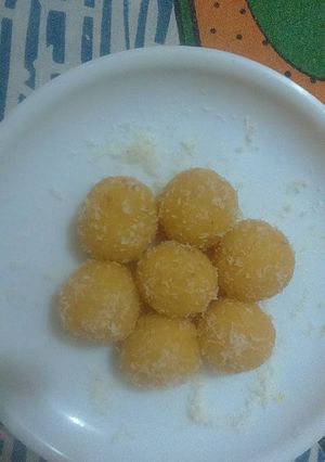 A picture of Mango coconut ladoo.