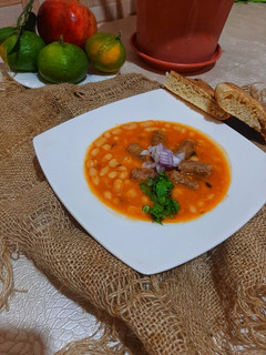 صورة لوصفة فاصولياء بيضاء بالنقانق (لوبيا بالمرقاز)