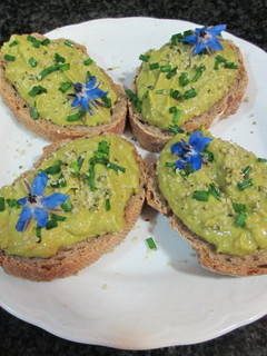 Una foto de Rebanas de baguette integral con crema de aguacate y semillas de cáñamo