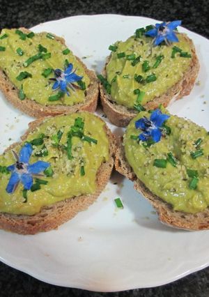 Foto principal de Rebanas de baguette integral con crema de aguacate y semillas de cáñamo