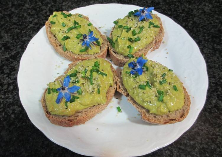 Rebanas de baguette integral con crema de aguacate y semillas de cáñamo