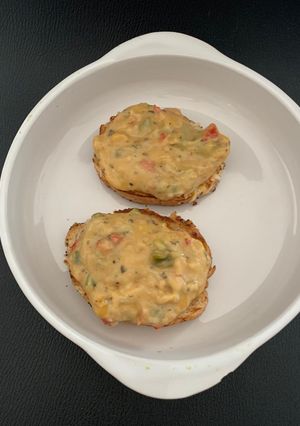 તવા ચીઝ ગાર્લિક બ્રેડ (Tawa Cheese Garlic Bread Recipe In Gujarati) રેસીપી મુખ્ય ફોટો
