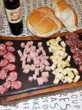 Picada servida en tabla o dentro de un anana