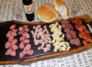 Una foto de Picada servida en tabla o dentro de un anana