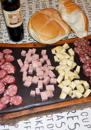 Una foto de Picada servida en tabla o dentro de un anana