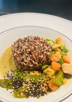 Thai csirke curry quinoaval recept fotója