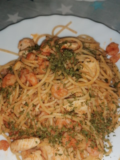 Una foto de Spaguettis con pollo y gamba