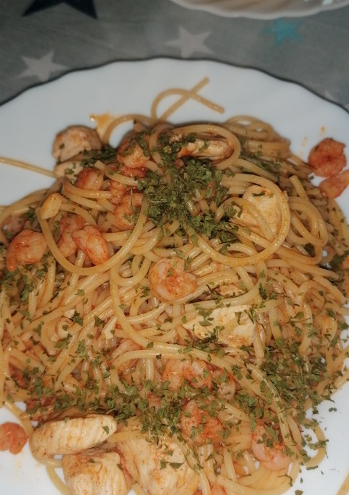 Una foto de Spaguettis con pollo y gamba