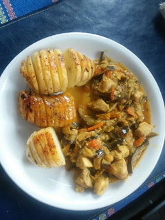 Una foto de Papas acordeón con pollo y verduras a la cacerola