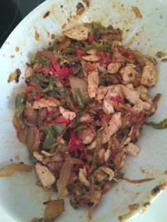 Una foto de Pollo con verduras