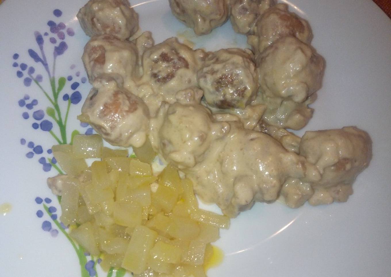 Albóndigas con gorgonzola, nueces y peras