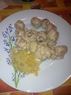 Una foto de Albóndigas con gorgonzola, nueces y peras