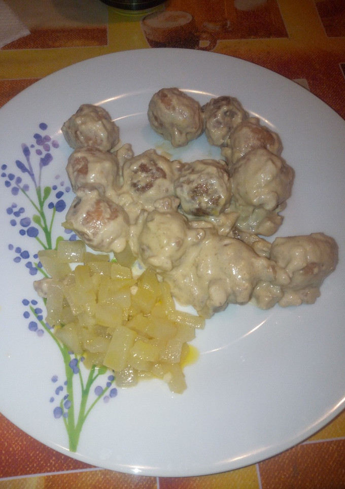 Una foto de Albóndigas con gorgonzola, nueces y peras