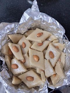 काजू की बर्फी (kaju ki barfi recipe in Hindi) रेसिपी मुख्य फोटो
