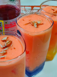 रोज़ शेक(rose shake recipe in hindi) रेसिपी मुख्य फोटो
