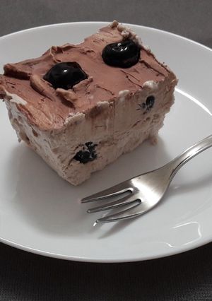 O poză a rețetei Inghețată cu dulceață de vișine.