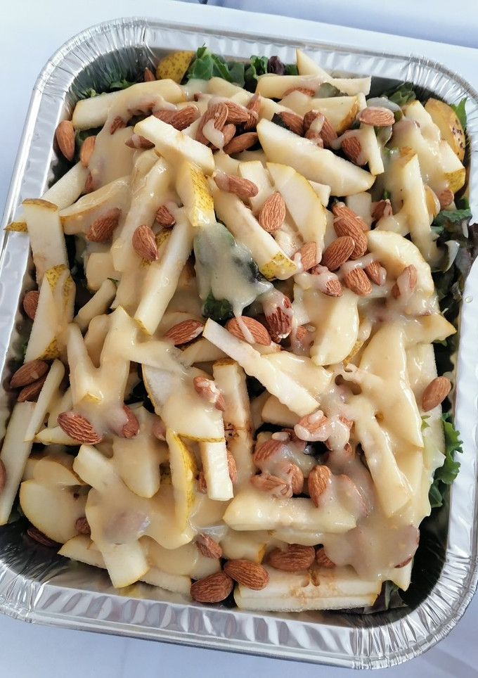Una foto de Ensalada de lechuga con pera 🥬🍐