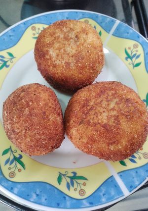 Una foto de Croquetas de pollo, arroz y bechamel
