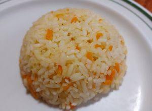Una foto de Arroz blanco con zanahoria rallada