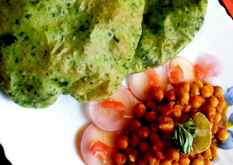 Steps to Make Award-winning Chhole with palak bhatura