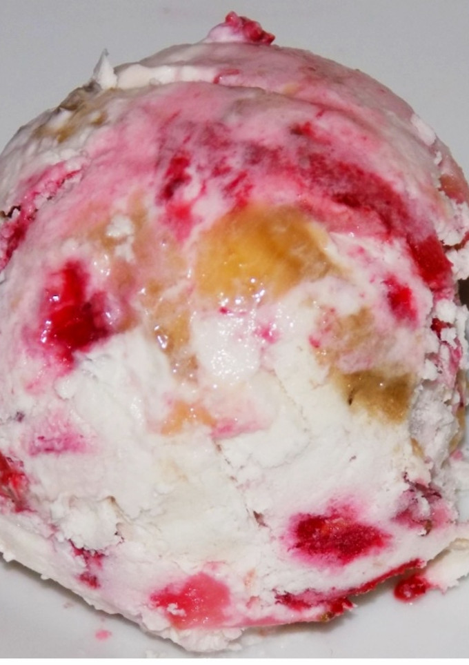 Una foto de Helado con tropezones de fruta