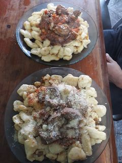 Una foto de Ñoquis de papa con salsa