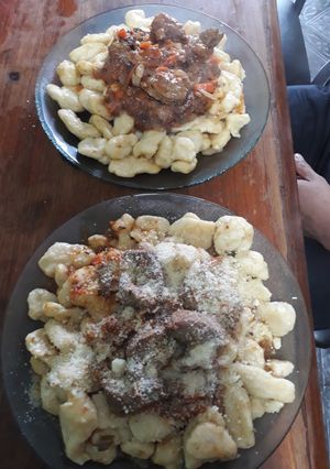 Una foto de Ñoquis de papa con salsa