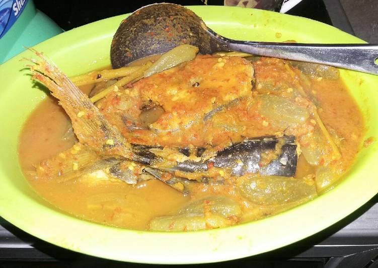 Cara mudah Menyiapkan Asam pedas tongkol sisik belimbing wuluh, Lezat