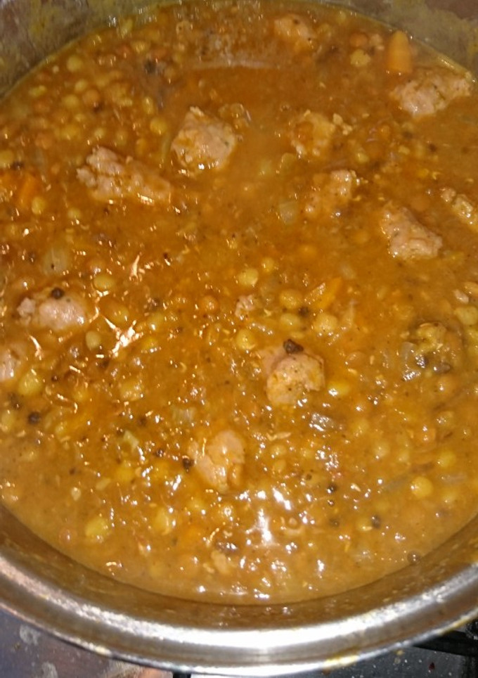 Una foto de Lentejas con un toque de morcilla