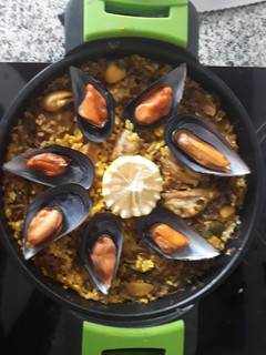 Una foto de Paella con costillas, setas