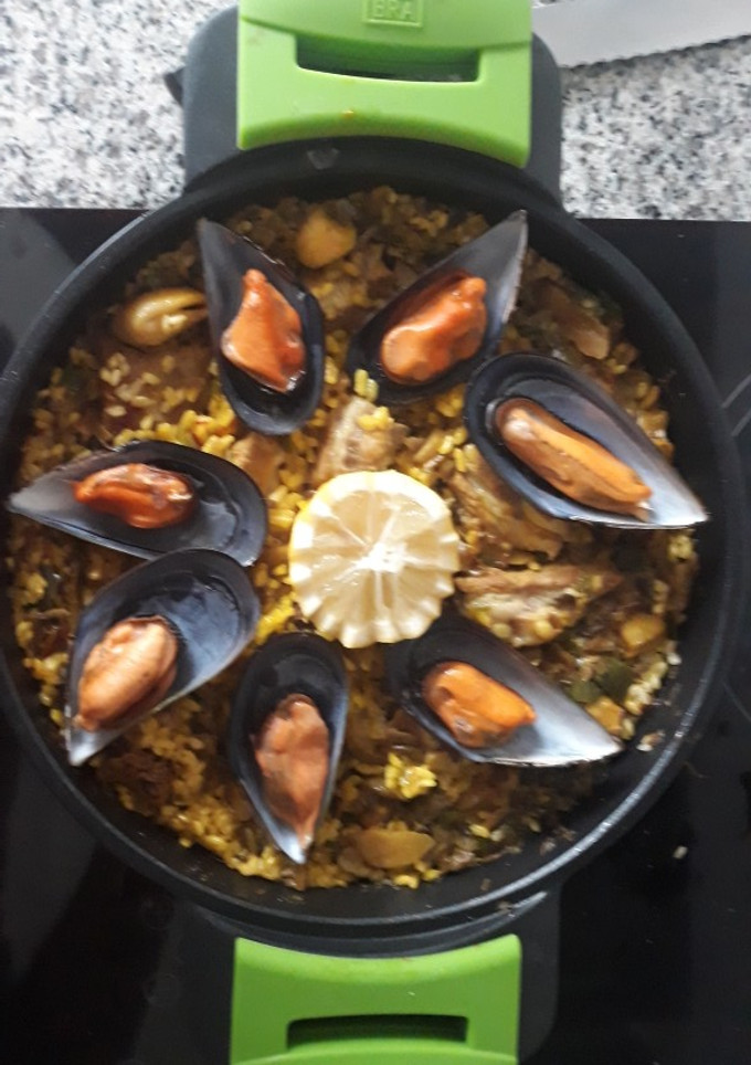 Una foto de Paella con costillas, setas