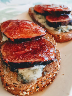 Una foto de Tostas de higos gratinados con queso Roquefort