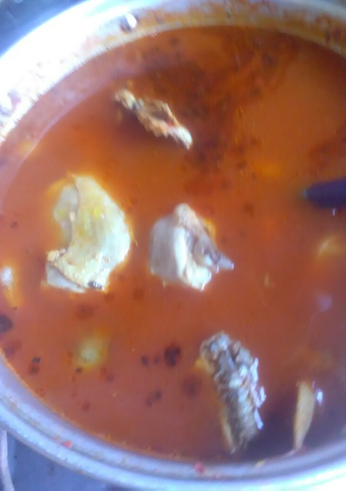 Una foto de Caldo de pollo rojo