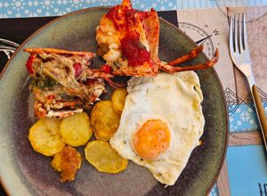 Una foto de Bogavante con patatas y huevos fritos 🦞