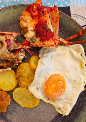 Foto principal de Bogavante con patatas y huevos fritos 🦞