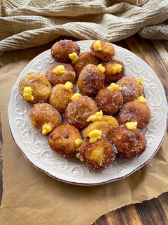 Una foto de Buñuelos de viento con crema pastelera
