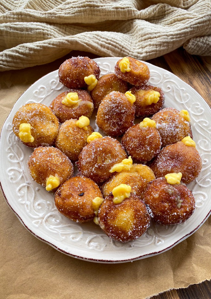 Una foto de Buñuelos de viento con crema pastelera