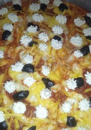صورة لوصفة بيتزا بالصلصة البيضاء والحمراء مع العجينة الرائعة