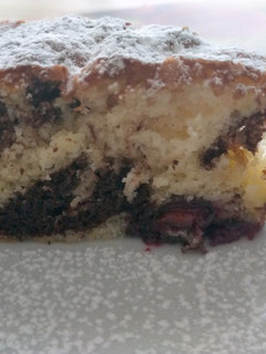 Una foto de Bizcocho de chocolate y vainilla con arándanos