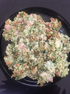 Una foto de Ensalada de brócoli keto