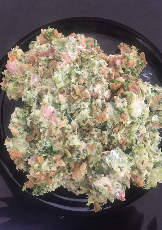Una foto de Ensalada de brócoli keto