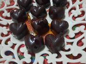 Una foto de bombones cerezas