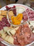 Hummus de piquillos en tabla de embutidos 🌶️🧀